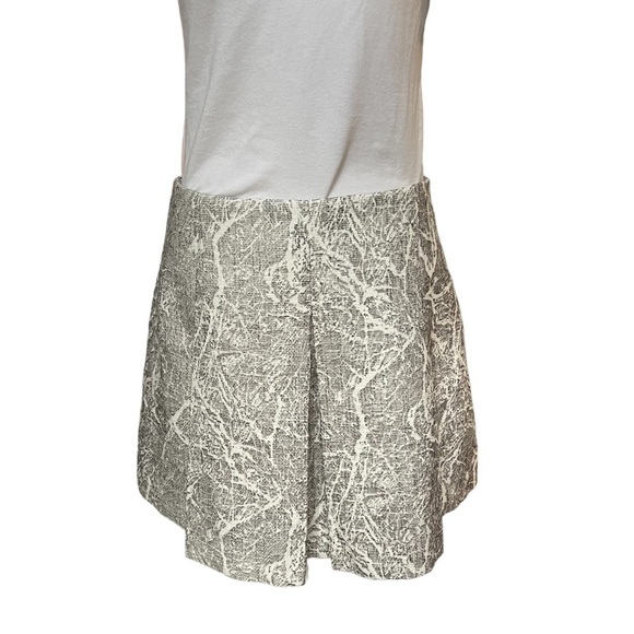 Banana Republic Pleated Mini Skirt in Winter Print Size: 8 - Picture 5 of 12